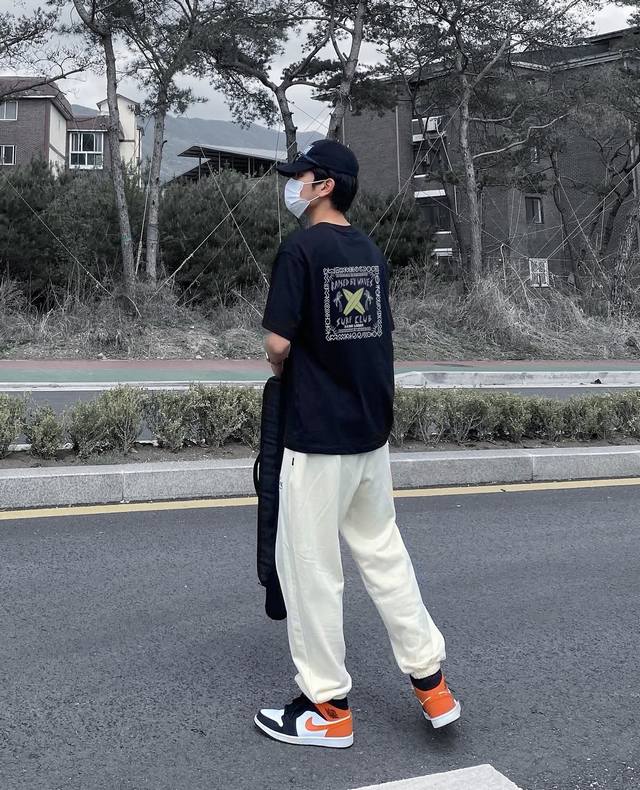 The North Face 北面 Surf情侣短袖 商品参数 采用260克双砂面料 三针五线做工，领口包包边条 今年火爆的品牌 看到了就忍不住要自留一件 正确