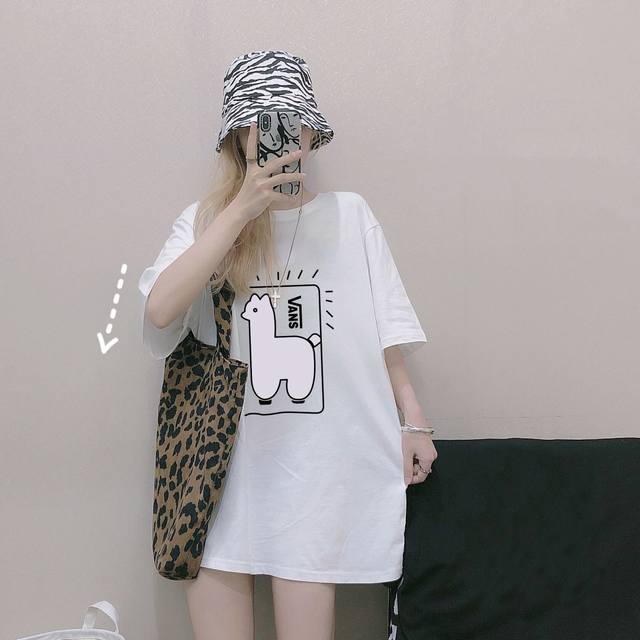 万斯Vans海外版小羊驼限定款街头复古时尚达人同款情侣短袖 男女同款 情侣款 申州公司客供双纱柔棉面料 亲肤宜人 透气舒适 进口康丽数码直喷工艺 色泽清晰 质感