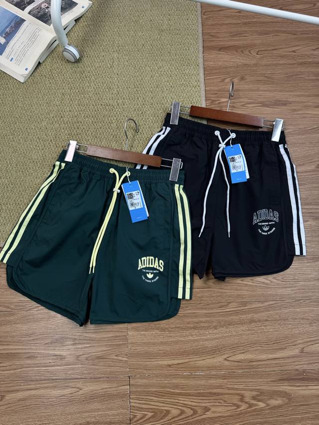 Adidas三叶草女子美式复古学院风休闲透气速干运动短裤 梭织速干面料，亲肤透气，柔软细腻，穿着凉爽无负担，不易变形，经过预缩水处理，耐洗耐穿 工艺上，采用精细