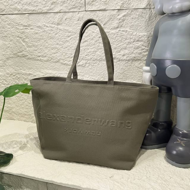 亚历山大王Alexander W Punch大号托特包 大王家Aw经典版型特大托特包，嘎嘎抗造 浮雕般Logo凸起，低调又高级 容量大自重轻。日常搭配不挑人！