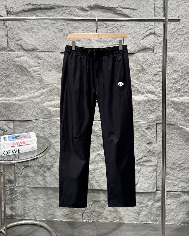 Descente：迪桑特 2025夏季梭织速干裤 压胶Logo标识 Flashdry工艺，能够快速吸收皮肤上的汁液并将其运送到面料的表面，并尽快将其散发，以达到