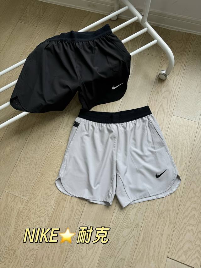 Nike 耐克 Nk 男士户外跑步健身运动速干裤防泼水软壳压胶短裤 户外轻薄速干五分短裤！最重要得是此款面料手感具舒服！轻薄透气！弹力速干！防水耐磨！Trekk