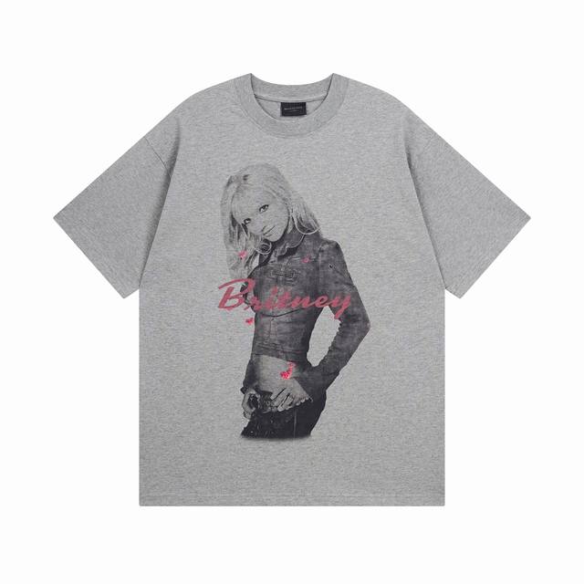 Balenciaga 巴黎世家2025 Ss Balenciaga Musicbritney Series限量版音乐合作系列前后片直喷印花 烫钻 洗水做旧短袖T