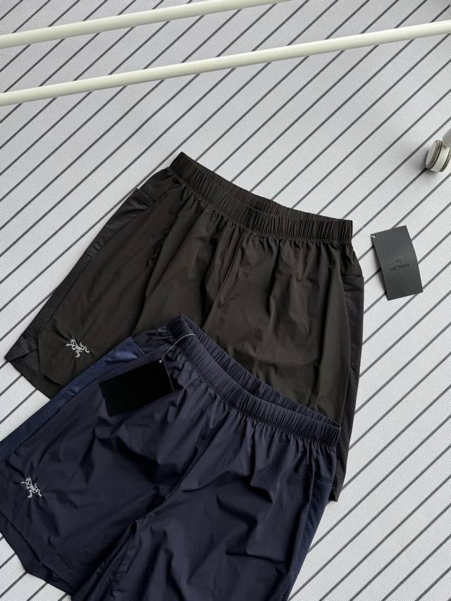 Arc’Teryx 始祖鸟夏季男子运动跑步健身速干运动短裤 始祖鸟科技面料运动休闲五分裤轻薄速干短裤休闲通勤机能短裤，裤脚压胶开叉设计。 品名：鸟三色运动短裤