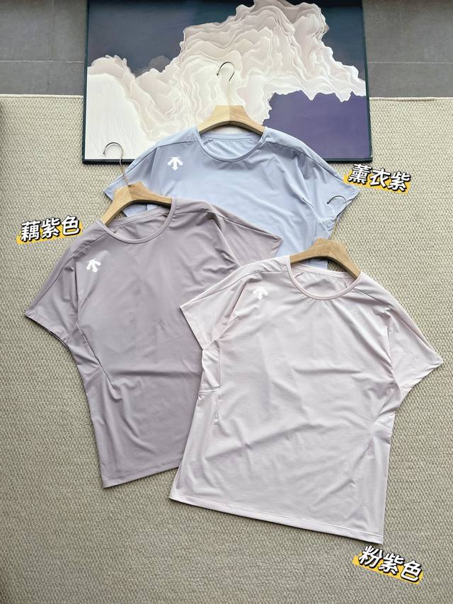 Descente 迪桑特马卡龙色系户外T恤 马卡龙治愈色系：自带氧气感，户外出片清新亮眼，日常搭配温柔高级。 立体拼接剪裁：肩部 袖口撞色拼接设计，打破单调，修
