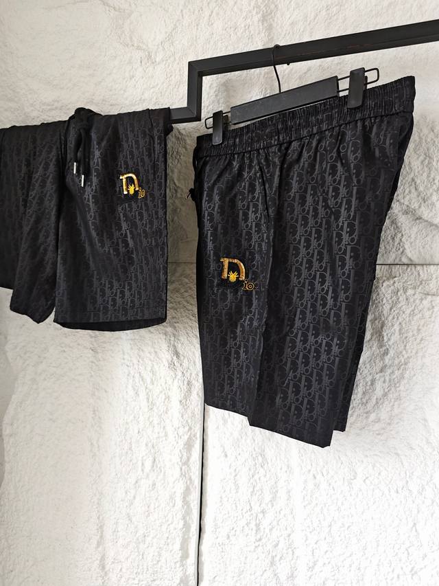 Dior满印字母轻薄短裤 暗夜流动的奢侈品密码 满版Dior Oblique字母图腾化作流动的暗纹，金色亮片刺绣如匕首划破夜色，远看是纯黑基础款，近观满幅字母暗