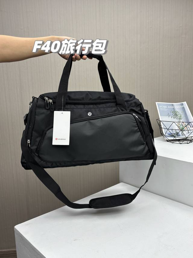 经典永不褪色！Lululemon经典款超大容量干湿分离旅行包，尺寸容量超大，防水进口降落伞牛津面料，健身运动旅行出差刚需品！出行必备的款式，各大欧美明星的出行必
