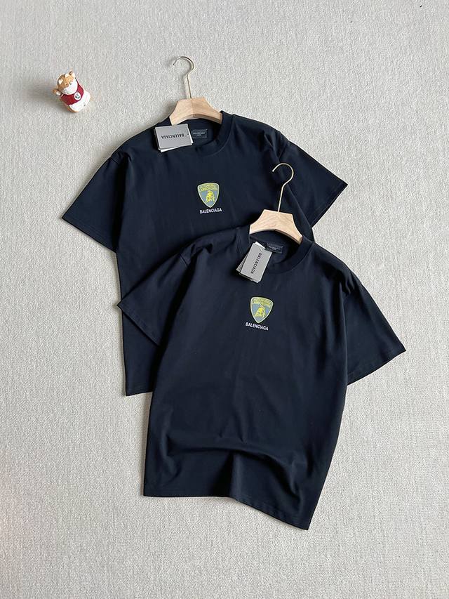 世纪大联名！奢潮与超跑的激情碰撞。 Balenciaga × Lamborghini 联名系列 男女情侣款高克重 重水洗 短袖T恤。 深圳贸易公司出口订单。 客