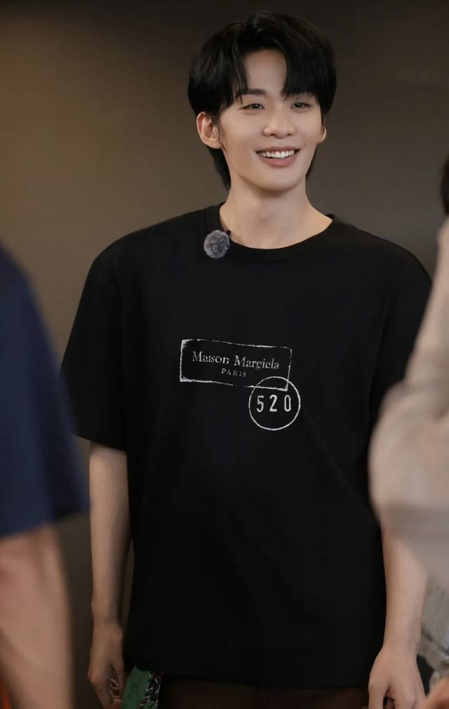 Maison Margiela Mm6 “520”来啦 夏日情侣穿搭 梅森马吉拉 限定短袖T恤 超好搭～ 阔版200斤无压力。 随意对比 Zp一致 完全对版！
