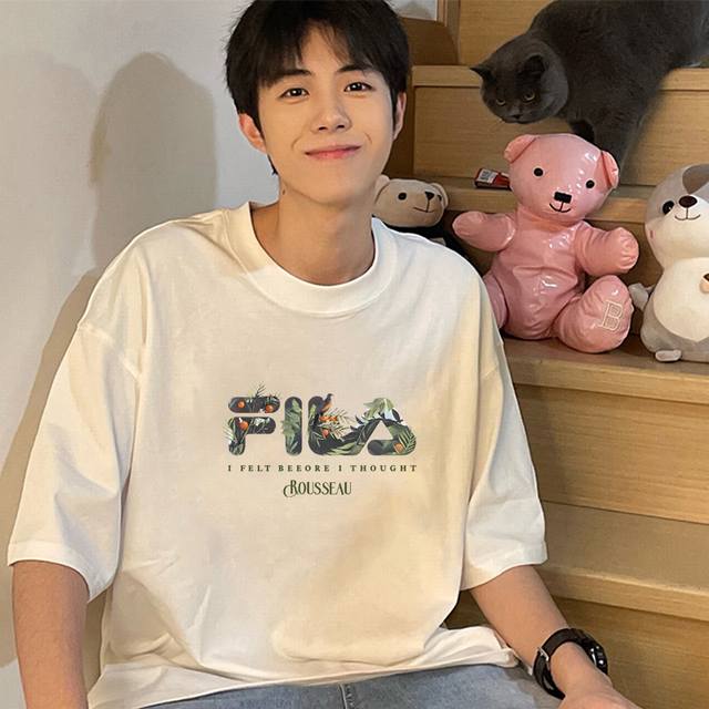 Fila 斐乐限定卡通印花短袖T恤，男女同款，Ins小红书叫你搭配上身，夏季新品首发，版型宽松，260G高克重新疆棉，修饰脸型且舒适有型，近年来深受欢迎的风格，
