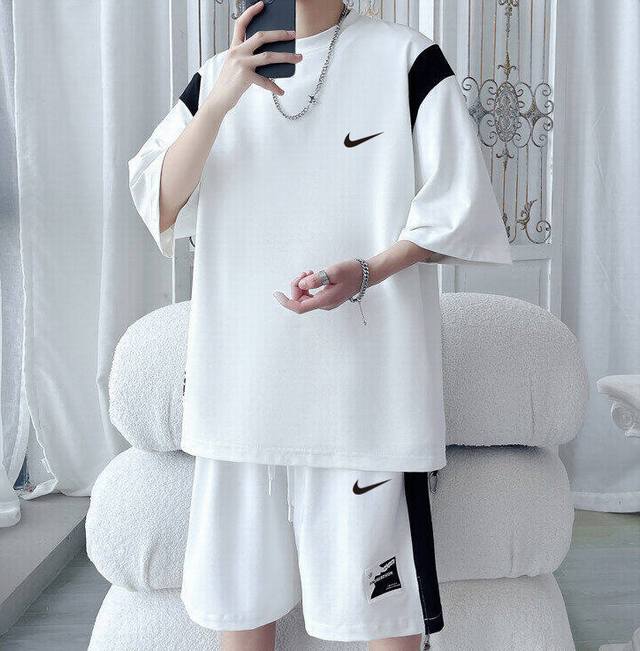 Nike 耐克海外夏季菠萝格短袖套装， 上衣＋裤子，不拆卖 男女同款， 一款流行酷酷的穿搭，休闲舒适宽松的版型，整体设计比较简约，没有过多的点缀，很耐看，休闲潮