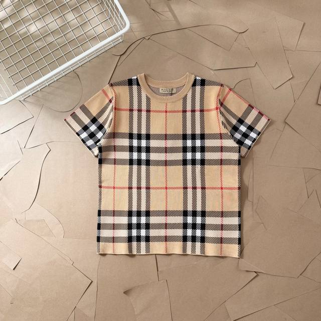 巴宝莉经典格子圆领针织短袖 84 Burberry 官网Zp同步新款针织T恤 面料采用380克毛织材料是 定织定染原版同色螺纹 满印经典老花技术工艺 进口机器编