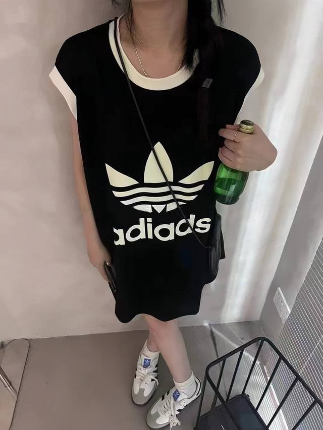 三叶草限定撞色长款背心连衣裙T 一件直接出门随意穿穿移不开眼！ 满满的高级感 上身随意慵懒感拉满 好看舒适又得体 说的就是长款裙T的魔力～ 前后三叶草图案撞色设