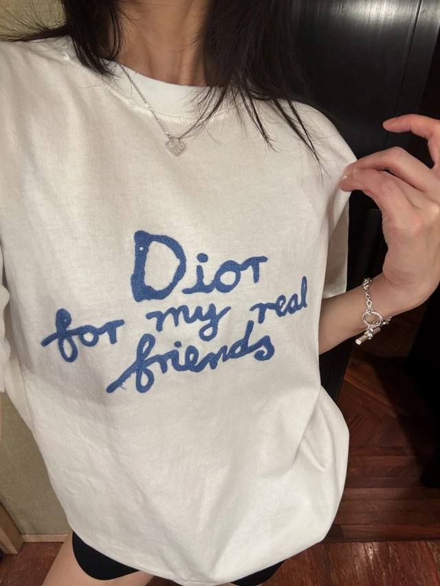 Dior迪奥新款重工毛巾刺绣蓝色字母短袖 就稀罕白色～Dior火爆全网的毛巾Logot 草写精致刺绣没有一点门槛 谁穿都好看～ 简约又慵懒高级 一整个干净住！