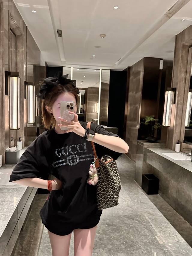 Gucci古驰新款星空水钻高级黑短袖T恤 Blingbling太高级好看狠狠Get～ 永远没法拒绝闪闪发光的T恤！！ 超重工双G图案烫钻 颗颗闪耀简直没理由拒绝