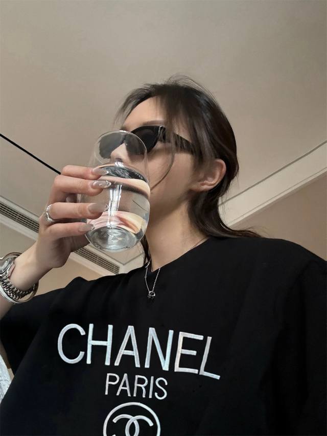 Chanel香奈儿古着重工大标刺绣Logo纯黑短袖T恤 高级感是香奶奶给的这件真的在我审美上！！ 大标刺绣好好看～属于多少有点小心机在身上了 纯棉260G双纱面