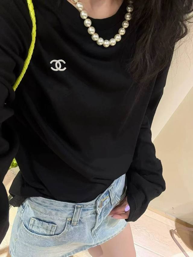 Chanel香奈儿新款夏日防晒刺绣Logo长袖T恤 All Black今天出门穿穿好好好喜欢！！ 这件黑T太火太好看了 简直是我得天菜 超重工小香刺绣Logo