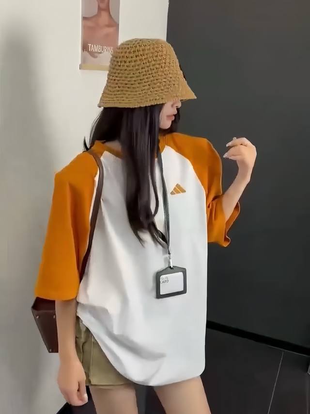 Adidas阿迪达斯古着橙白拼色插肩短袖T恤 橙C美式女孩橘色真的好适合夏天～ 满满的活力少女气息 谁穿谁是纯情女高！ 很有美式的感觉 单穿还是叠穿个打底都是嘎