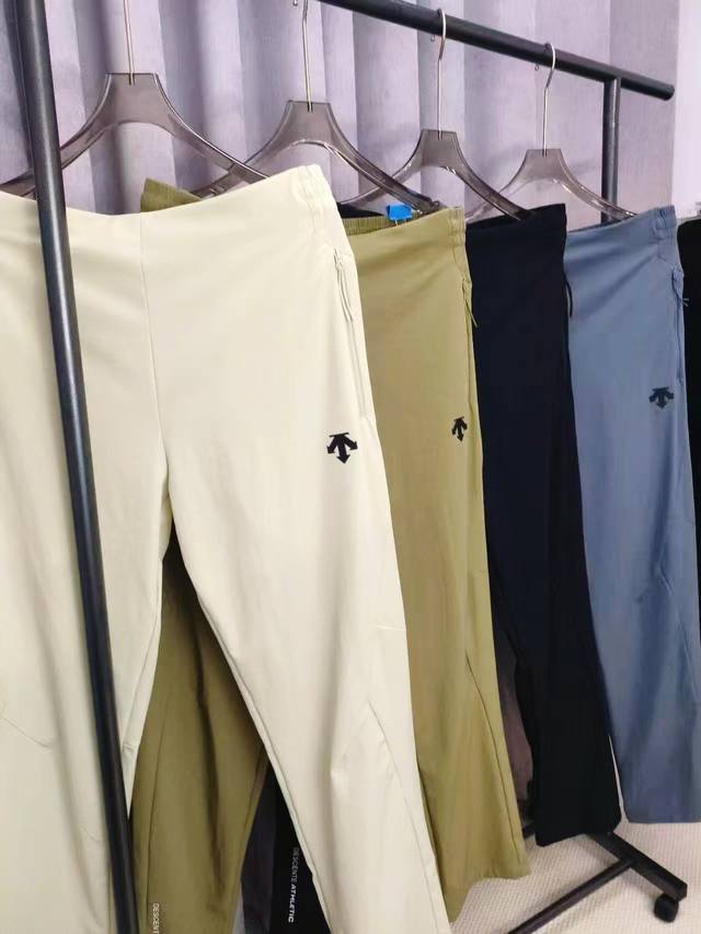 陈伟霆同款迪桑特Descente Running系列 休闲运动圆领透气速干抗菌 短袖T恤 男女同款 品牌介绍：安踏旗下三箭头之一 热度丝毫不输始祖鸟 迪桑特的品