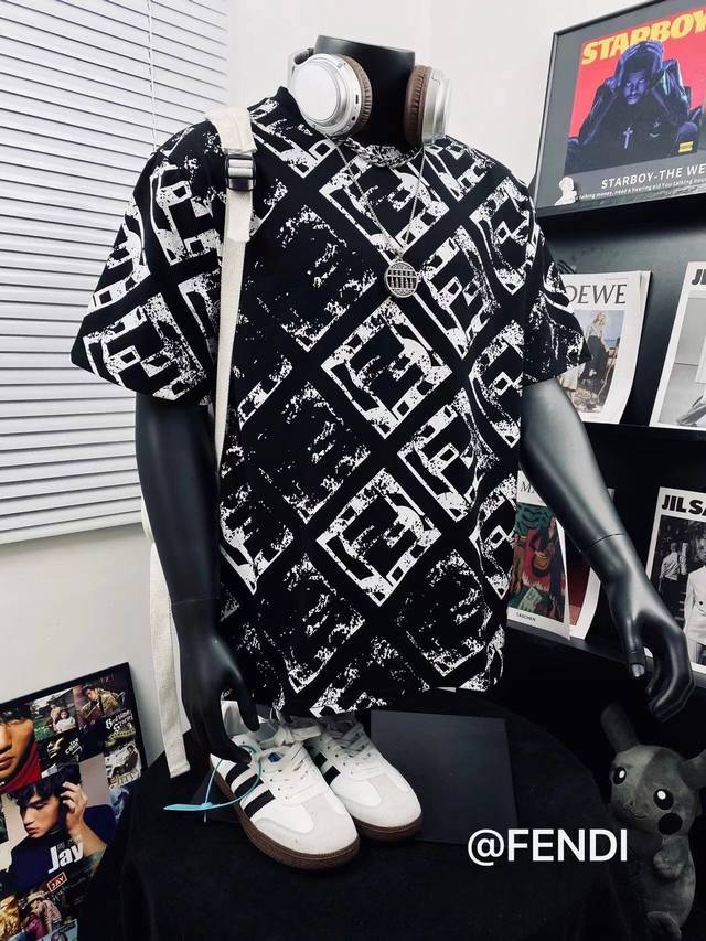 Fendi芬迪高版本满印标志印花男女休闲短袖T恤 不得不推荐一款非常受欢迎的硬货！280克双纱面料 有型 更有质感 夏季你需要这样一件超百搭的T恤看品质无敌、做
