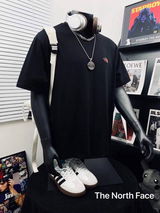 The North Face北面心仪高版本印花男女休闲短袖T恤 不得不推荐一款非常受欢迎的硬货！280克双纱面料 有型 更有质感 夏季你需要这样一件超百搭的T恤