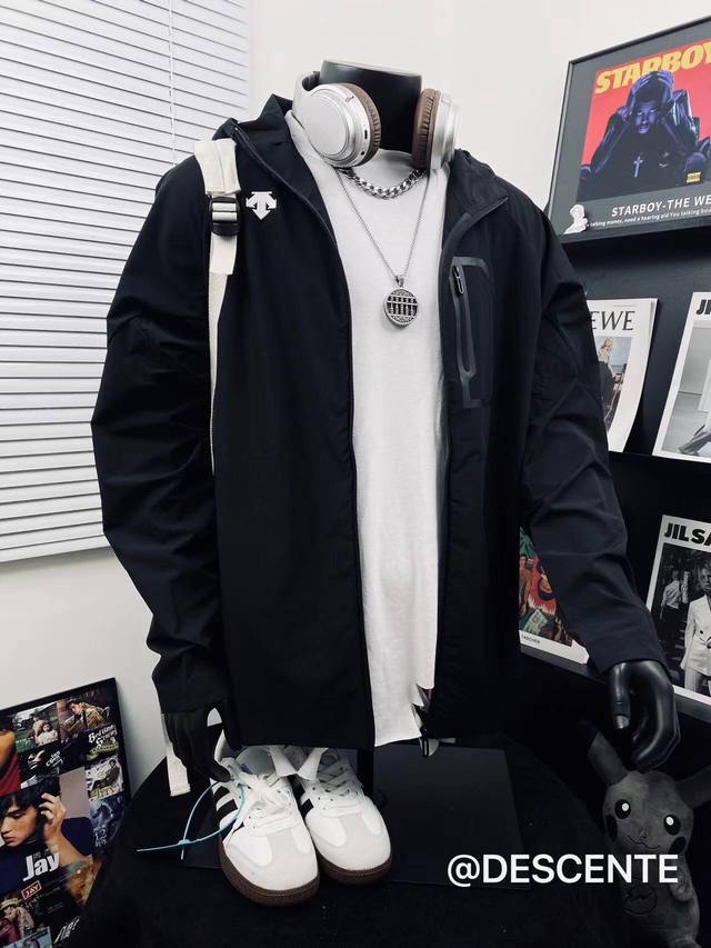 Descente迪桑特爆款冲锋衣防晒连帽外套男女同款 高品质顶级版本，区别市场通款，掌柜严选 公司贸易渠道！落肩袖设计 穿在身上没有感觉，好像和身体融为一体，超
