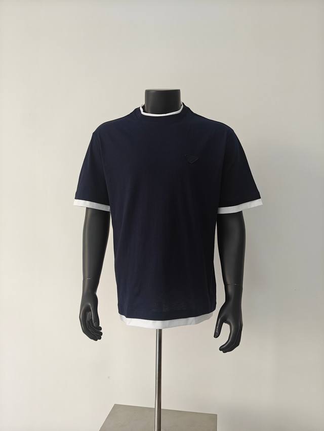 Prada 普拉达 假两件三角标宽松短袖T恤 面料：定织定染16支 %精梳棉 克重 G 罗纹：40支精棉双纱1×1罗纹 白色针织面料：32支精棉平纹食毛 克重