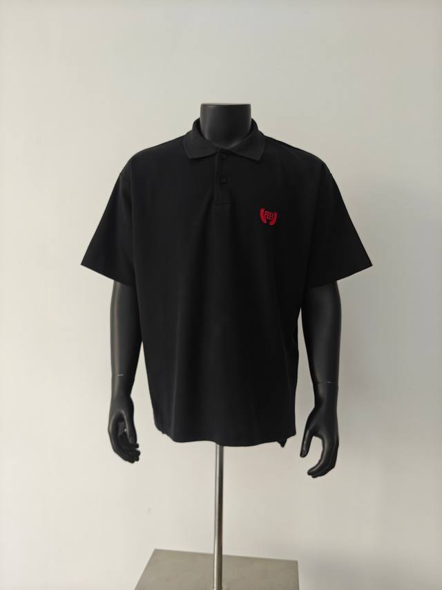 Balenciaga巴黎世家 Ss25 翻领褪黑水洗棉质珠地短袖Polo衫 男女同款 25春夏新款的麦穗经典标识 加上巴黎的独特阔版Oversize效果 轻微磨