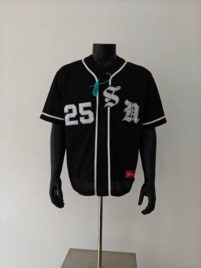 Supreme Ss25 Week5 Old English Baseball Jersey 斜纹贴花网眼短袖棒球球服 男女同款 原版购入开发 选用厚实的网眼面
