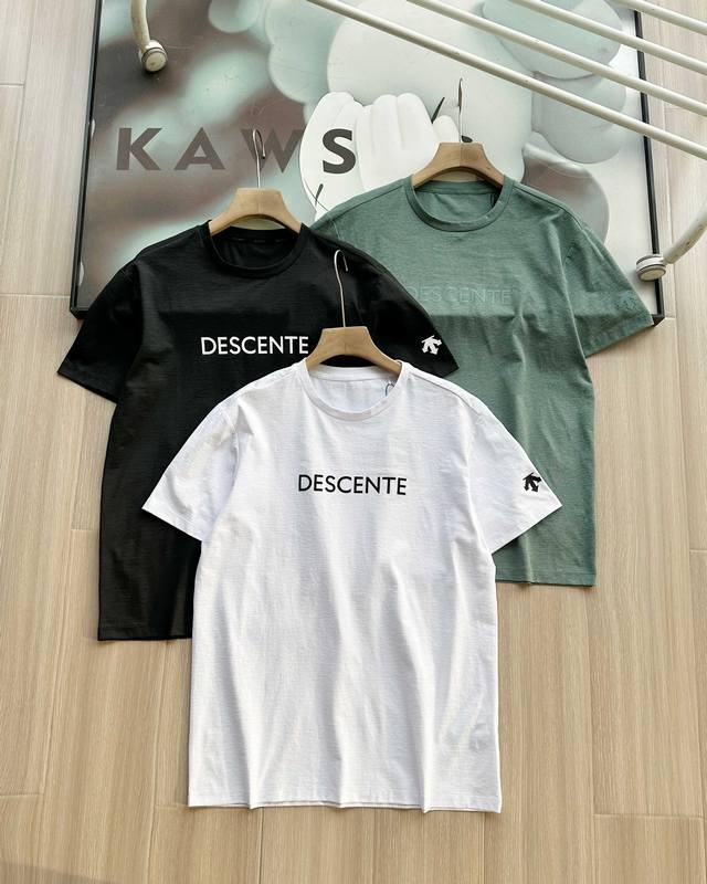 新款Descente 迪桑特25年夏季舒适透气休闲新款短袖T恤上衣 采用棉质亲肤定制原厂面料 触感细腻 手感顺滑 柔软亲肤 3D立体剪裁 侧缝贯穿式拼接 减少日