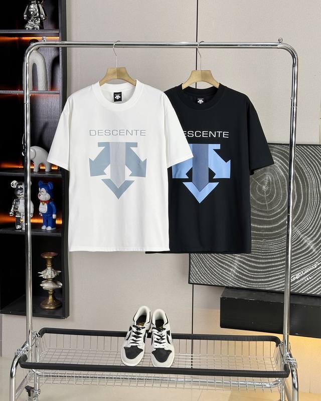 Descente 迪桑特25Ss夏季新款胸前撞色Logo设计情侣款短袖T恤，迪家超级经典的一款百搭T恤，男女同款 情侣可搭，店主强烈推荐 采用纯棉280G双纱面
