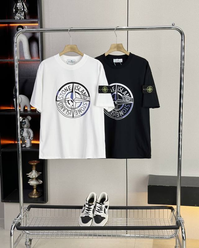 石头岛25Ss夏季新款胸前撞色圆盘Logo情侣款短袖，超级经典的一款百搭T恤，男女同款 情侣可搭，店主强烈推荐 采用纯棉280G双纱面料，手感细腻柔软，亲肤透气