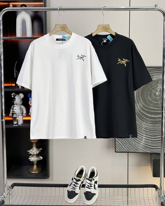 始祖鸟25Ss夏季新款后背满印大Logo情侣款短袖，超级经典的一款百搭T恤，男女同款 情侣可搭，店主强烈推荐 采用纯棉280G双纱面料，手感细腻柔软，亲肤透气，