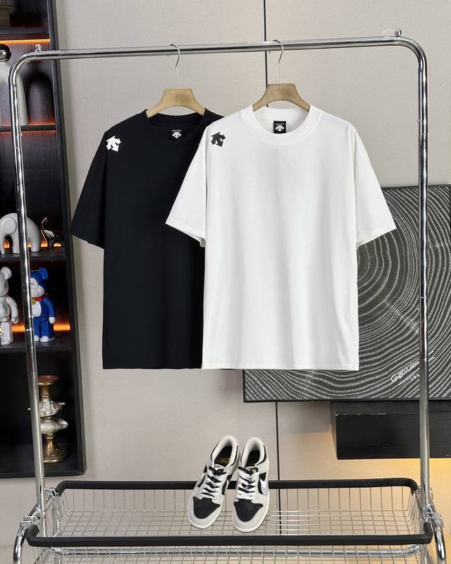 Descente 迪桑特25Ss夏季新款后背撞色素描Logo设计情侣款短袖T恤，迪家超级经典的一款百搭T恤，男女同款 情侣可搭，店主强烈推荐 采用纯棉280G双