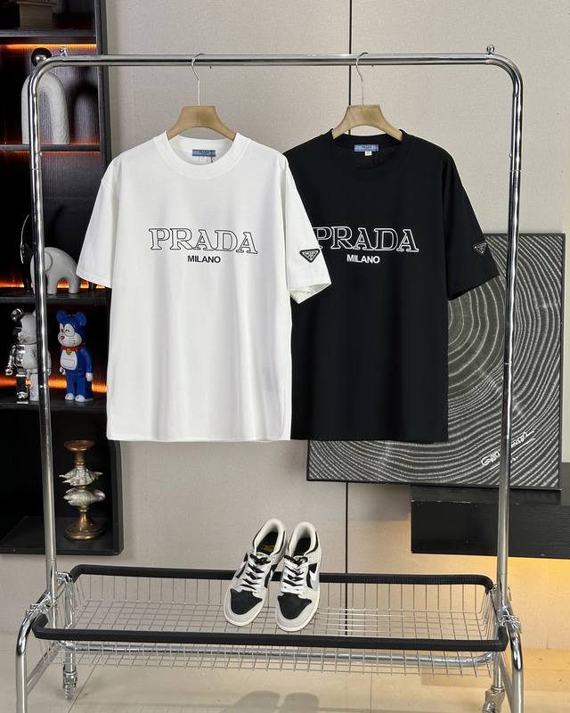 普拉达25Ss夏季新款胸前镂空字母Logo情侣款短袖，超级经典的一款百搭T恤，男女同款 情侣可搭，店主强烈推荐 采用纯棉280G双纱面料，手感细腻柔软舒适透气，