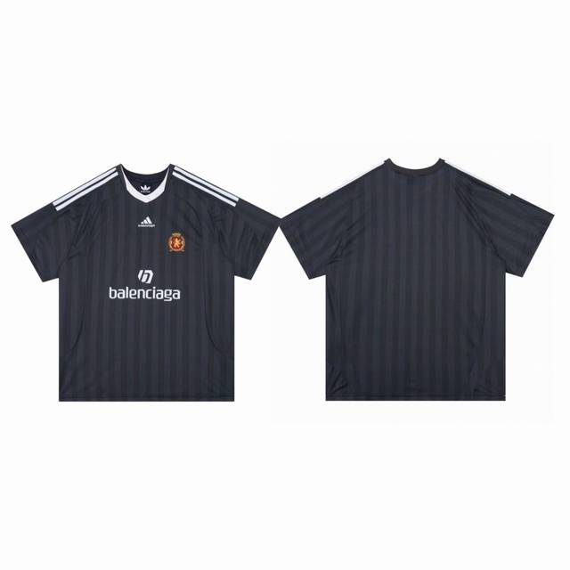 Balenciaga 巴黎世家 X Adidas 阿迪达斯曼联三方联名款经典刺绣小 V 领短袖T恤球衣-顶级版本 Color：黑色 Size：S M L Xl