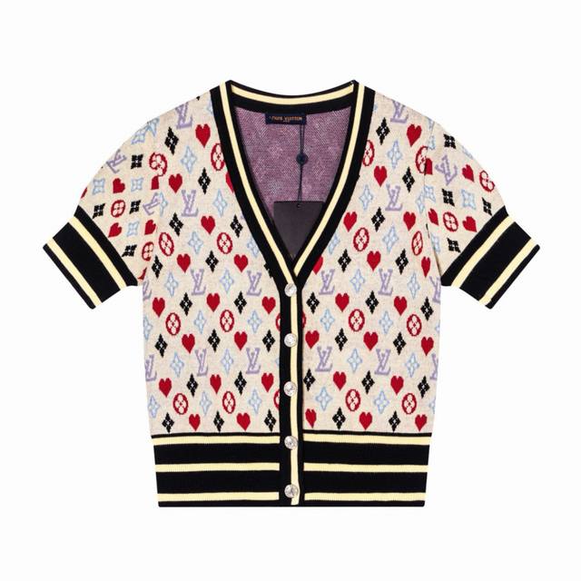 Louis Vuitton 路易威登Lv 25Ss春季新款爱心暗纹提花女款V领开衫针织短袖-顶级版本 Color：米杏色 灰白色 Size： S 80- 斤左右