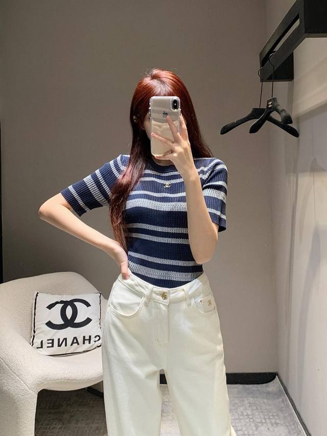 Chanel香奈儿小香手缝定制双C条纹拼色针织短袖 款号：25670106581 颜色：蓝色 尺码：均码 80- 斤