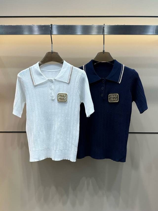 Miumiu缪缪定制字母方块金线刺绣徽章翻领针织短袖 款号：25670106577 颜色：白色 蓝色 尺码：均码 80- 斤