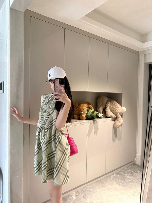 Burberry 巴宝莉Bbr胸前风琴打揽绿色格纹连衣裙 款号：2567 6566 颜色：薄荷绿 尺码：Sml S码80-95斤 M码95- 斤 L码 -125