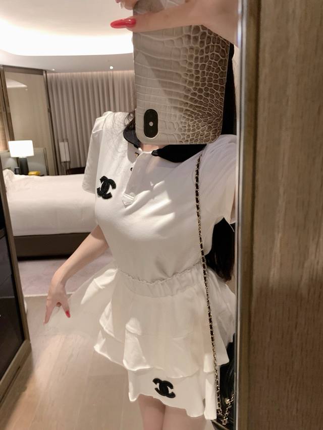 Chanel香奈儿小香双C刺绣定制纽扣撞色翻领短袖上衣松紧腰蛋糕裙套装 款号：25670606564 颜色：黑色 灰色 白色 尺码：Sml S码80-95斤 M