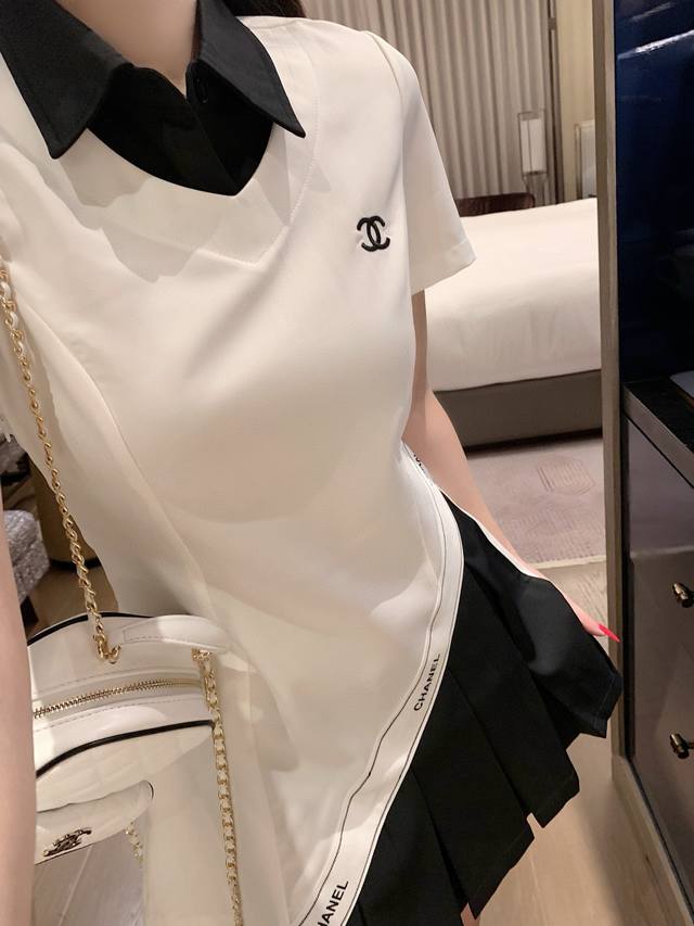 Chanel香奈儿小香双C刺绣定制织带撞色拼接翻领短袖百褶连衣裙 款号：25670606563 颜色：黑色 白色 尺码：Sml S码80-95斤 M码95- 斤