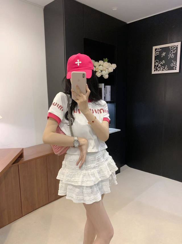 Miumiu缪缪字母印花撞色圆领短袖T恤 款号：2567 6561 颜色：白色 尺码：Sml S码80-95斤 M码95- 斤 L码 -125斤