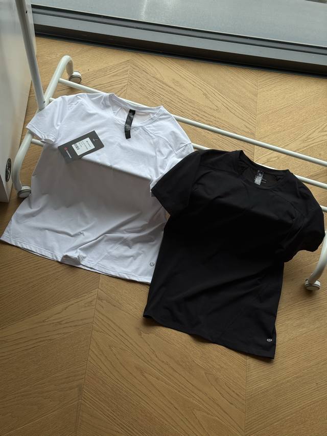 供 Lululemon网眼拼接 吸湿速干弹力户外短袖Tee 黑色 白色 M~3Xl 两种面料拼接设计！整体后背X部位网眼透气面料拼接胸部无痕弹力速干面料！快速吸
