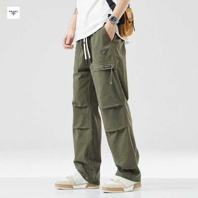 Prada普拉达海外版25Ss新款高品三色Ins工装机能风重工水洗工装冲锋裤！ 裤子版型宽松 细节完美 水洗工装全棉面料耐磨耐脏 立体裁剪宽松版型 进口机器印花