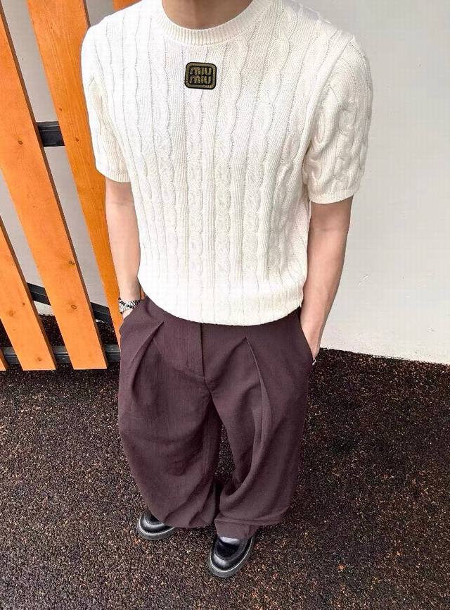 Miumiu 2025Fw 缪缪 12针绞花纹』老钱新贵松弛针织圆领短袖T恤 Miu Miu夏季新款 老钱新贵风短袖 肌理针织面料 上身有型 妥妥的少爷感 舒适