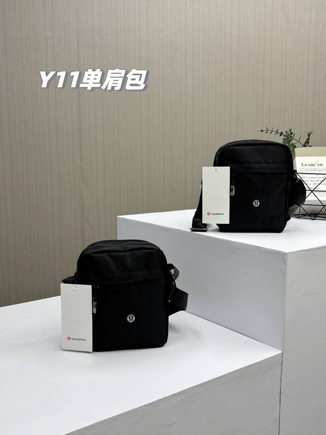 极度舒适，Lululemon2025新款男士时尚简约休闲防泼水单肩包，经典款，不管是谁上身，看上去都是极度舒适的感觉，不容质疑！女士也可用，不管男女，上身都是一