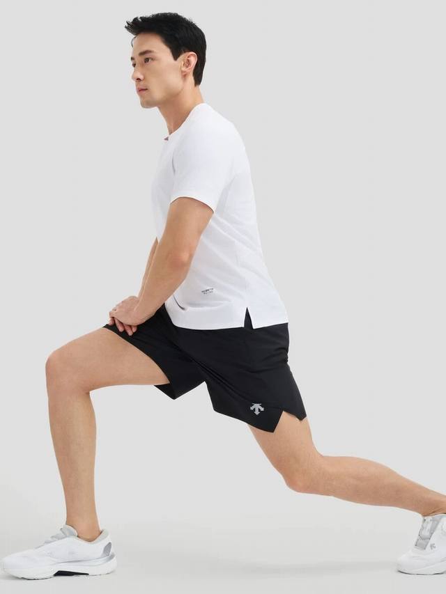细节 ，迪桑特男士短裤休闲运动五分裤沙滩短裤Descente Running迪桑特Running系列的男士梭织短裤松紧腰 腰部的松紧带设计很合理，弹性适中，不会