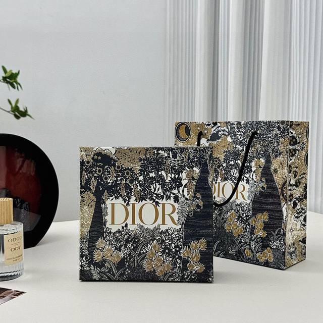 Dior迪奥 精品双面腰带 配礼盒手提袋 花点小钱成为Dior大小姐 就是这款迪奥双面腰带整体精致小巧 不浮夸更适合女人一些穿搭 搭配牛仔裤或者上班族、西裤都很
