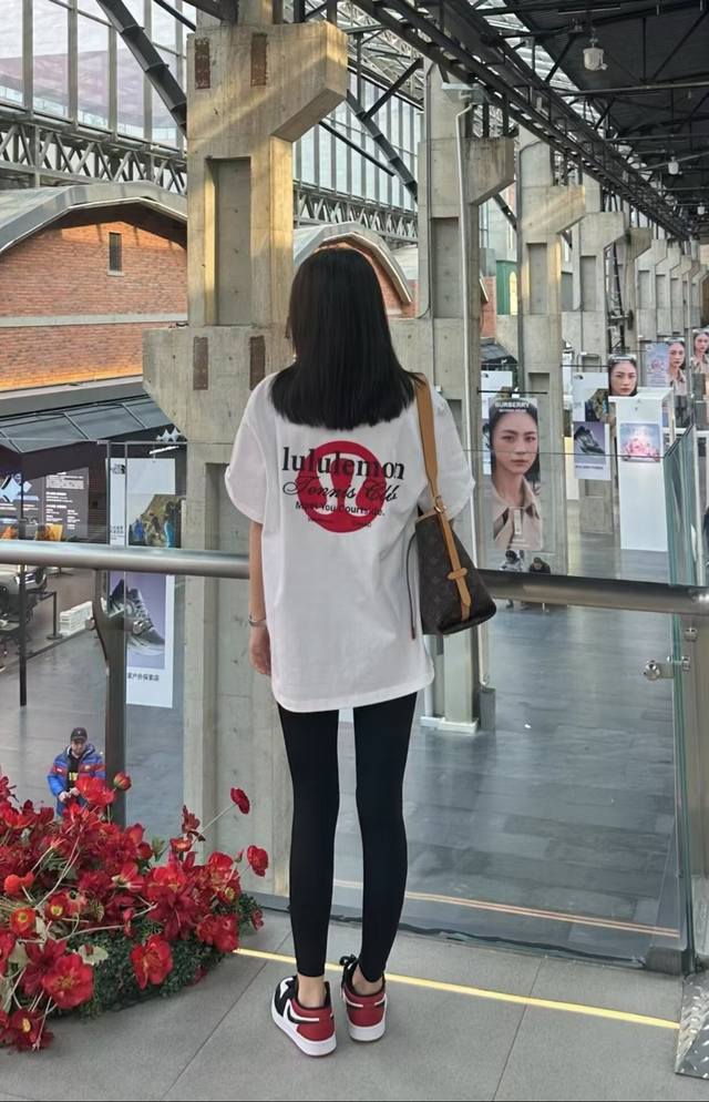 上新！ Lululemon25新款后背大Logo情侣款短袖T！宽松版型！ 采用320克精梳纯棉面料 肩部过肩领条领口二本针加固 机洗不变形！ 斤上身L宽松！女生